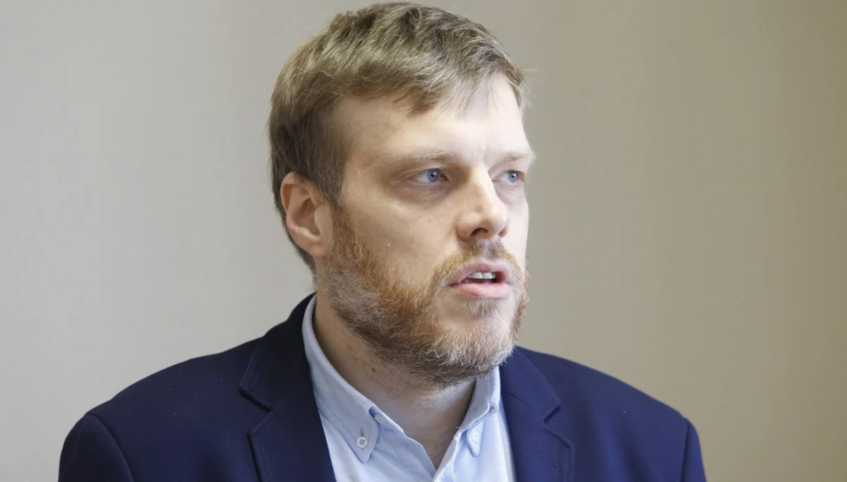 ​Premierem Rzeczypospolitej jest człowiek, jak to wynika z rozmowy w restauracji "Sowa i Przyjaciele", do głębi zepsuty, do głębi nieuczciwy - podkreślił w Poznaniu jeden z liderów Partii Razem Adrian Zandberg.