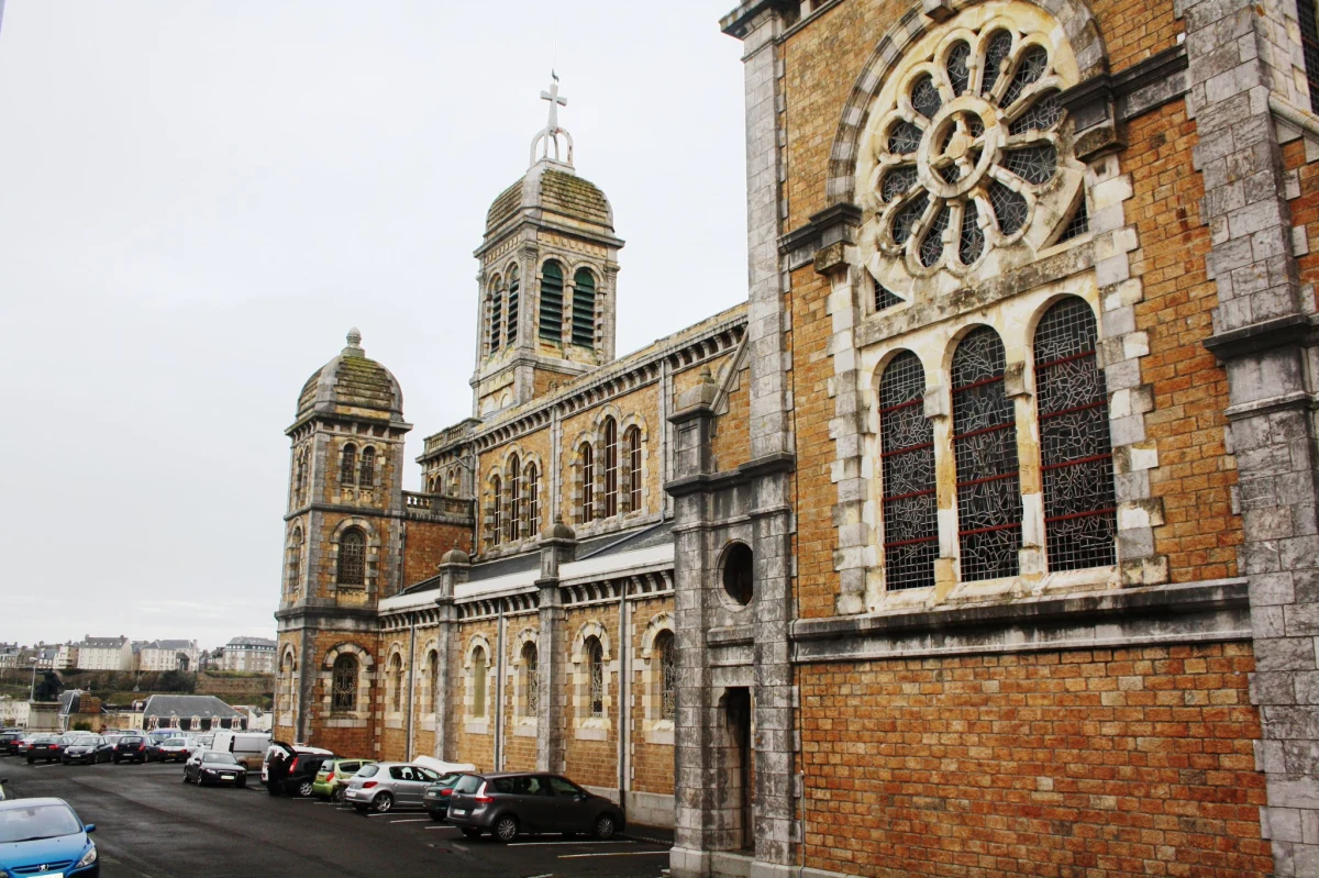  Niecodzienna oferta we Francji! Będzie można wynająć… wielki XIX-wieczny kościół w Normandii. Władze nie chcą sprzedać opustoszałej świątyni, bo obawiają się, że zostanie zburzona przez inwestorów.
