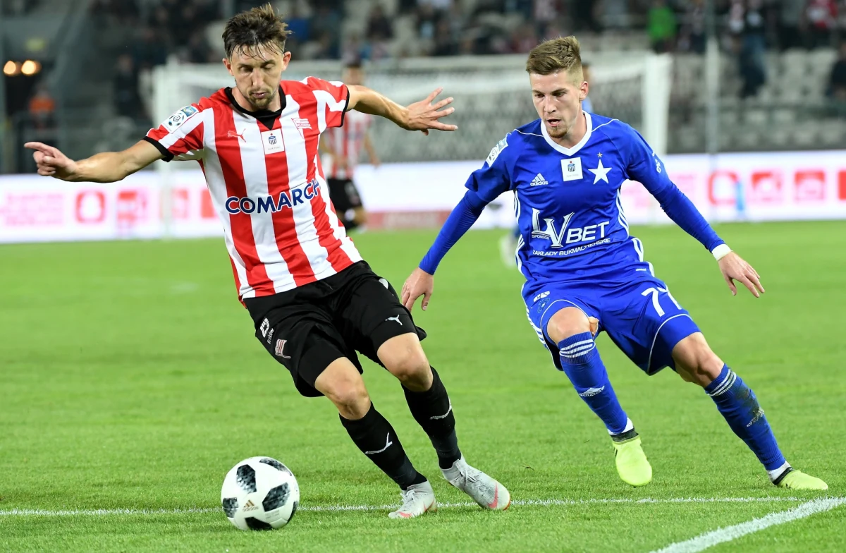 W ostatnim meczu 11. kolejki Ekstraklasy Wisła Kraków pokonała Cracovię 2:0. W efekcie kary nałożonej przez Komisję Ligi za awantury podczas derbów z grudnia ubiegłego roku mecz ten miał się odbyć bez udziału kibiców. Dzięki staraniom Fundacji Sportowcy Dzieciom na trybunach zasiadło ponad pięć tysięcy młodych widzów, którzy przybyli na stadion z Krakowa i okolic pod opieką wychowawców. 