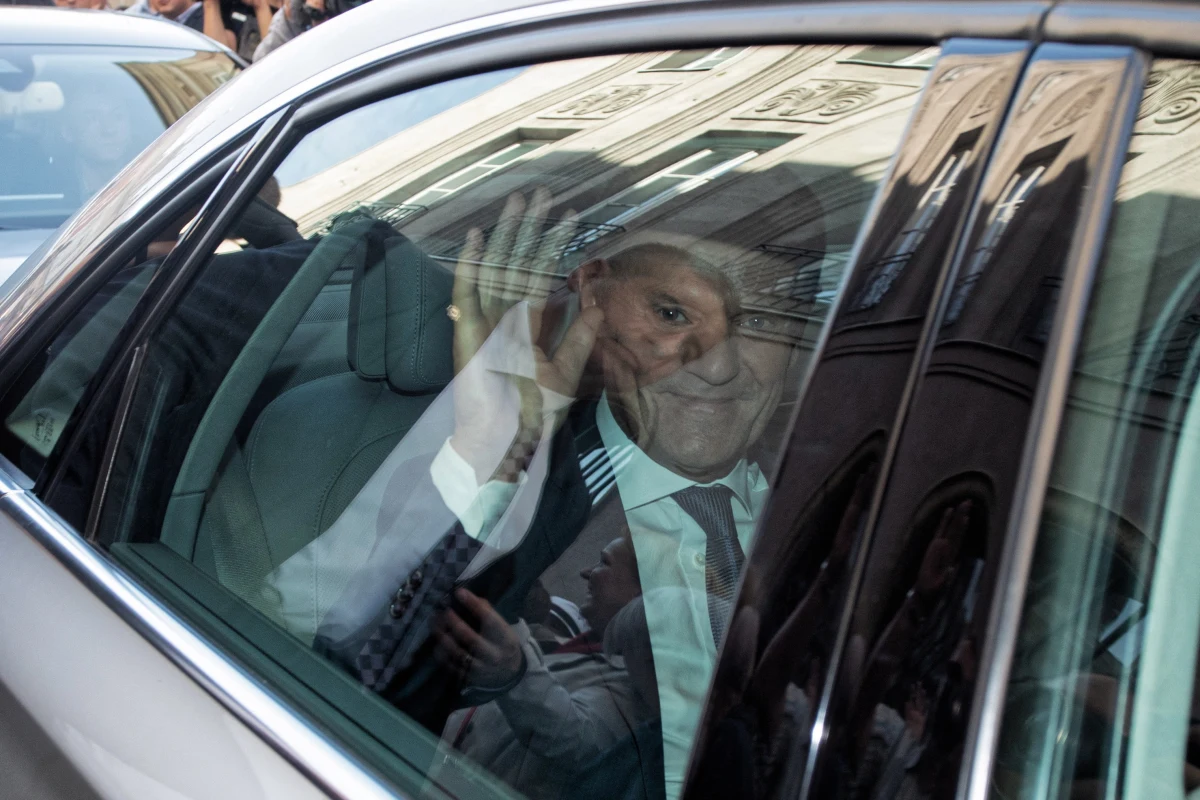 Przewodniczący Rady Europejskiej Donald Tusk odpowiedział na Twitterze na słowa premiera Mateusza Morawieckiego ze spotkania z mieszkańcami Dębicy. "My się nie lenimy, nie haratamy w gałę, ciężko pracujemy. Czasami popełniamy błędy; kto nie popełnia błędów znaczy, że nic nie robi" - mówił szef rządu. 