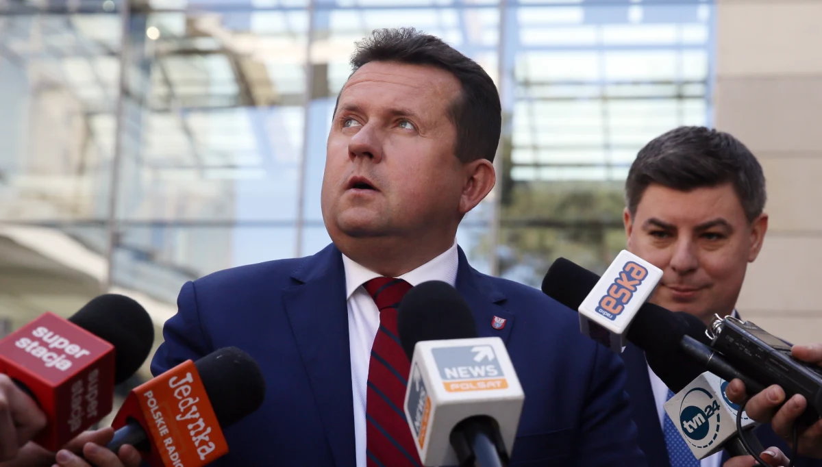 W sprawie konwencji w Legionowie sztucznie wywołano aferę, która jest częścią brudnej, politycznej wojny. Moje słowa wyrywa się z kontekstu - oświadczył na Facebooku prezydent Legionowa Roman Smogorzewski, który podczas konwencji samorządowej opowiadał seksistowskie żarty o kandydatkach do rady miasta. Smogorzewski przeprosił "wszystkich urażonych jego słowami". 