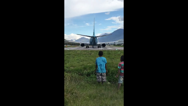 Ta dwójka chłopców postanowiła przekonać się na własnej skórze o sile samolotu podczas startu. Zobaczcie sami.