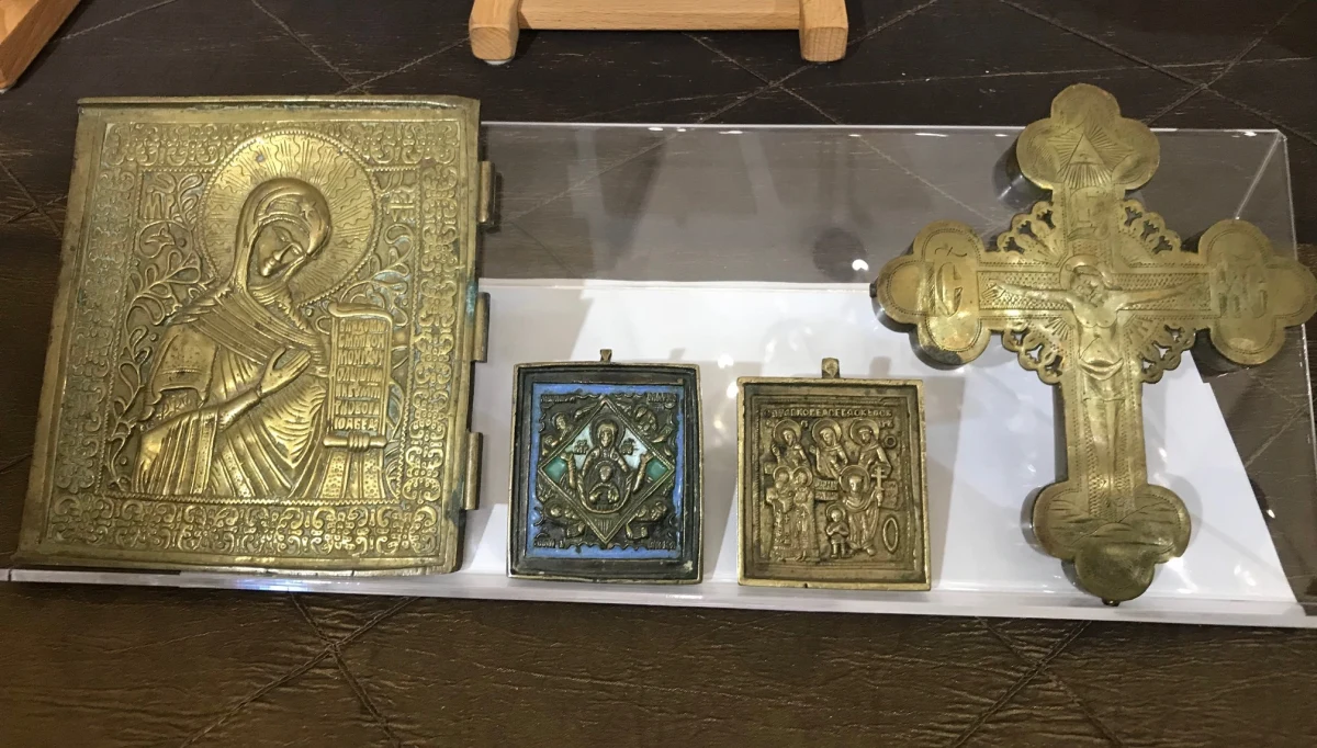 Zabytkowe ikony, pochodzące w większości z XIX wieku i rzymskie monety przekazali celnicy pracownikom Muzeum Warmii i Mazur. Przedmioty zostały zarekwirowane na przejściu granicznym w Gronowie.