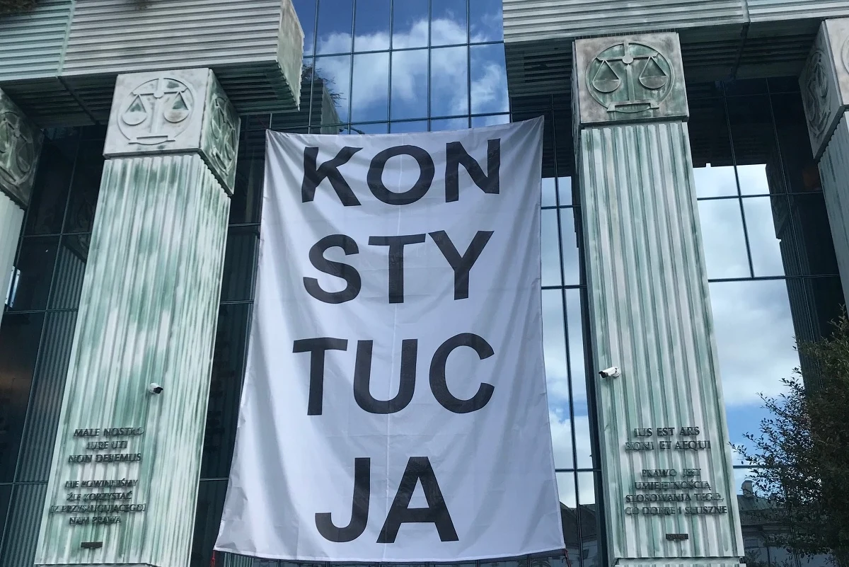 Kilkumetrowy banner z napisem "Konstytucja" zawisł właśnie na froncie budynku Sądu Najwyższego w Warszawie. Został tam umieszczony przez Obywateli RP. Zgodę na to - jak ustaliliśmy - wydał kierujący sądem Dariusz Zawistowski.