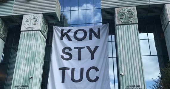 Kilkumetrowy banner z napisem "Konstytucja" zawisł właśnie na froncie budynku Sądu Najwyższego w Warszawie. Został tam umieszczony przez Obywateli RP. Zgodę na to - jak ustaliliśmy - wydał kierujący sądem Dariusz Zawistowski.