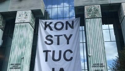 Na gmachu Sądu Najwyższego zawieszono banner z napisem "Konstytucja"