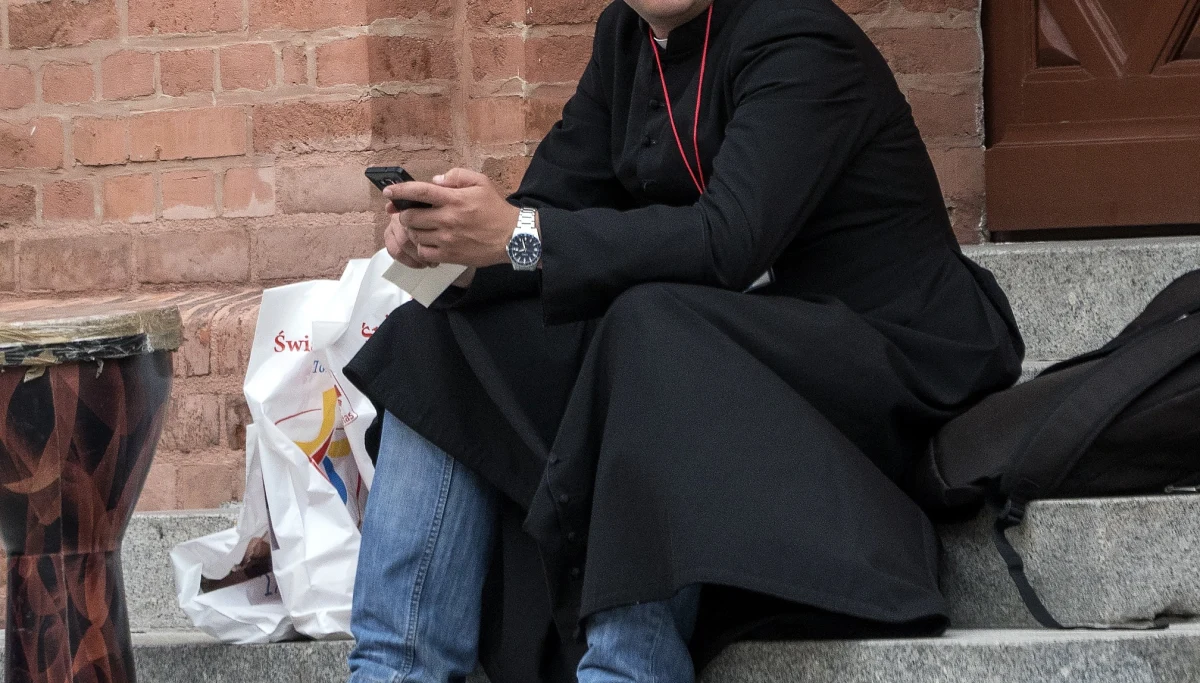 Proboszcz z parafii pw. Podwyższenia Krzyża Św. w Sosnowcu został odsunięty od sprawowania tej funkcji po spowodowaniu kolizji drogowej po pijanemu. Badanie księdza po uderzeniu w inne auto wykazało, że miał ponad dwa promile alkoholu w organizmie, stracił prawo jazdy. 