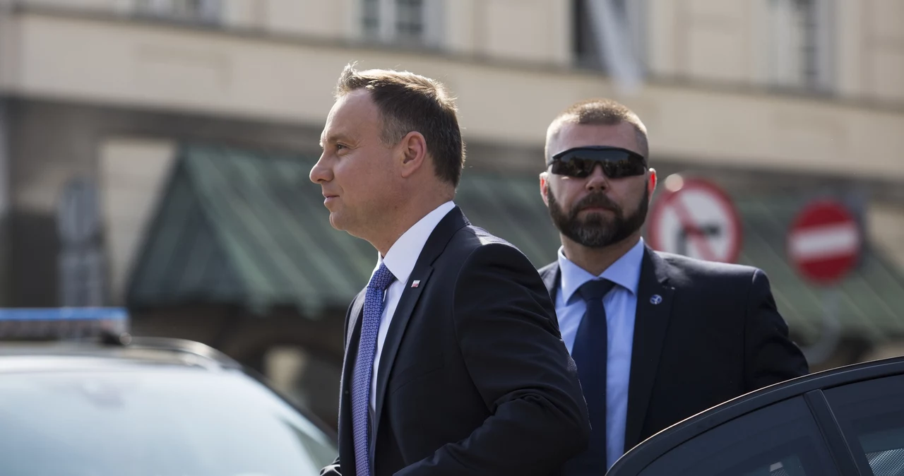 Prezydent Andrzej Duda w towarzystwie funkcjonariusza SOP