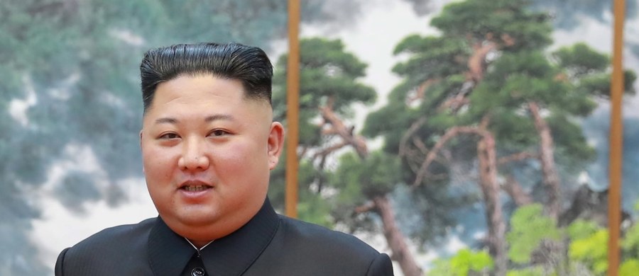 Przywódca Korei Północnej Kim Dzong Un zaprosił papieża Franciszka, by odwiedził Pjongjang - poinformowała we wtorek kancelaria prezydenta Korei Południowej Mun Dze Ina, który ma przekazać papieżowi zaproszenie, gdy spotka się z nim w przyszłym tygodniu w Watykanie.