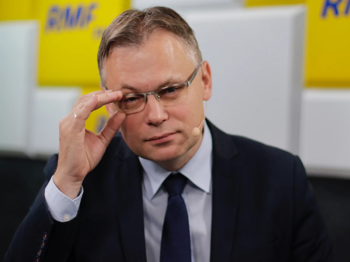 „Trwają prace nad raportem o stratach wojennych. Ja mogę tylko powiedzieć, że raport, który powstał po wojnie w 1947 roku szacował nasze straty na prawie 50 milionów dolarów ówczesnych. Jeśli dziś byśmy tę kwotę zwaloryzowali, to wychodzi nam kwota ok. 850 mld dolarów, ale to są straty, które wynikają ze starego raportu o stratach wojennych. My dzisiaj musimy przyjąć nowe metody liczenia” – stwierdził w Porannej rozmowie w RMF FM Arkadiusz Mularczyk pytany o to, na ile Polska szacuje swoje roszczenia reparacyjne po II wojnie światowej wobec Niemiec. Przewodniczący Parlamentarnego Zespołu ds. Oszacowania Wysokości Odszkodowań Należnych Polsce od Niemiec za Szkody Wyrządzone w trakcie II Wojny Światowej uznał też, że „Niemcy od ponad 70 lat przyjęli taktykę chowania głowy w piasek”  jeśli chodzi o sprawę reparacji.