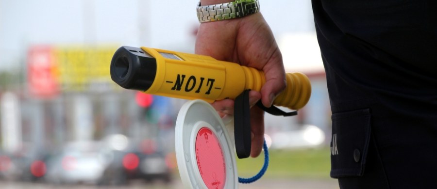 Policjanci z Kraśnika w Lubelskiem zatrzymali kierowcę fiata ducato, który wiózł siedmiu pasażerów do pracy. Badanie alkomatem wykazało, że 31-letni Ukrainiec był pod wpływem alkoholu, tak samo jak jego pasażerowie.