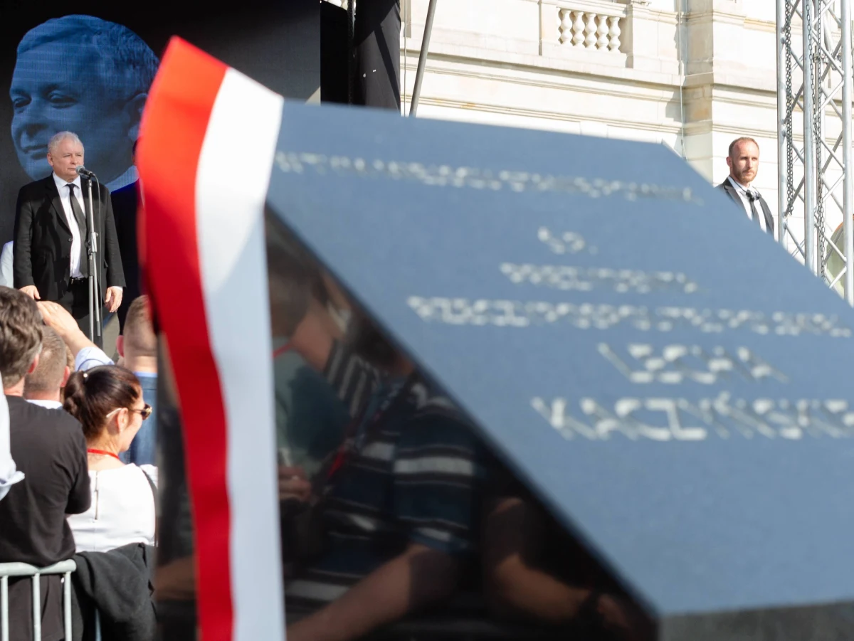 Za kilka dni ruszy budowa pomnika Lecha Kaczyńskiego w pobliżu pl. Piłsudskiego w Warszawie. U wojewody jest już złożony wniosek o pozwolenie na budowę - ustalił reporter RMF FM Mariusz Piekarski. Pomnik byłego prezydenta ma być odsłonięty 10 listopada. Stanie przed Budynkiem Garnizonu Warszawskiego - 100 metrów od odsłoniętego 10 kwietnia Pomnika Ofiar Katastrofy Smoleńskiej. 