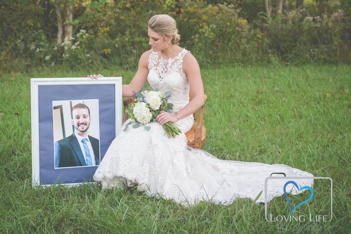 Pochodząca ze stanu Indiana panna młoda upamiętniła na sesji zdjęciowej swojego wybranka - strażaka, który przed ślubem zginął podczas akcji ratunkowej. Jak podają media, został potrącony przez pijanego strażaka ochotnika. Kobieta zorganizowała sesję w dniu, w którym miała stanąć przed ołtarzem.