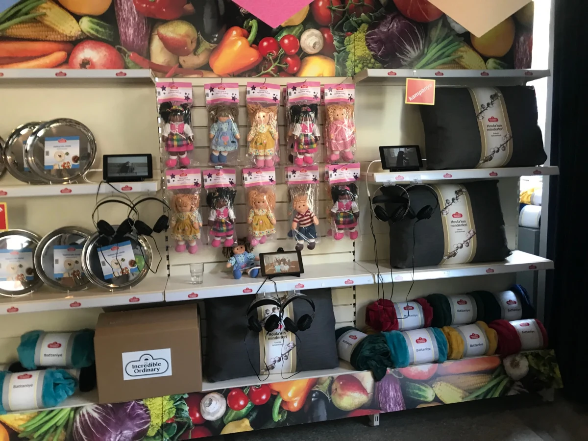 "Wyobraź sobie, że nie masz łóżka do spania" - taki napis wita klientów Zwyczajnie Nadzwyczajnego Sklepu, który przez najbliższe dwa dni będzie działać przy ulicy Gałczyńskiego w Warszawie. Uruchomiły go Komisja Europejska oraz Światowy Program Żywnościowy ONZ. W identycznych sklepach, które działają na terenie Turcji, zakupy robią syryjscy uchodźcy. Na półkach można znaleźć kilkadziesiąt produktów, które dają wyobrażenie o sytuacji uchodźców.