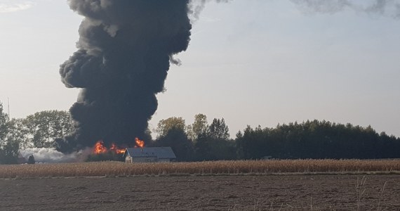 Ponad 150 strażaków walczy z pożarem hali przy ulicy Kochanowskiego w Grabowie w Łódzkiem. Informację i zdjęcia z miejsca zdarzenia dostaliśmy na Gorącą Linię RMF FM. 