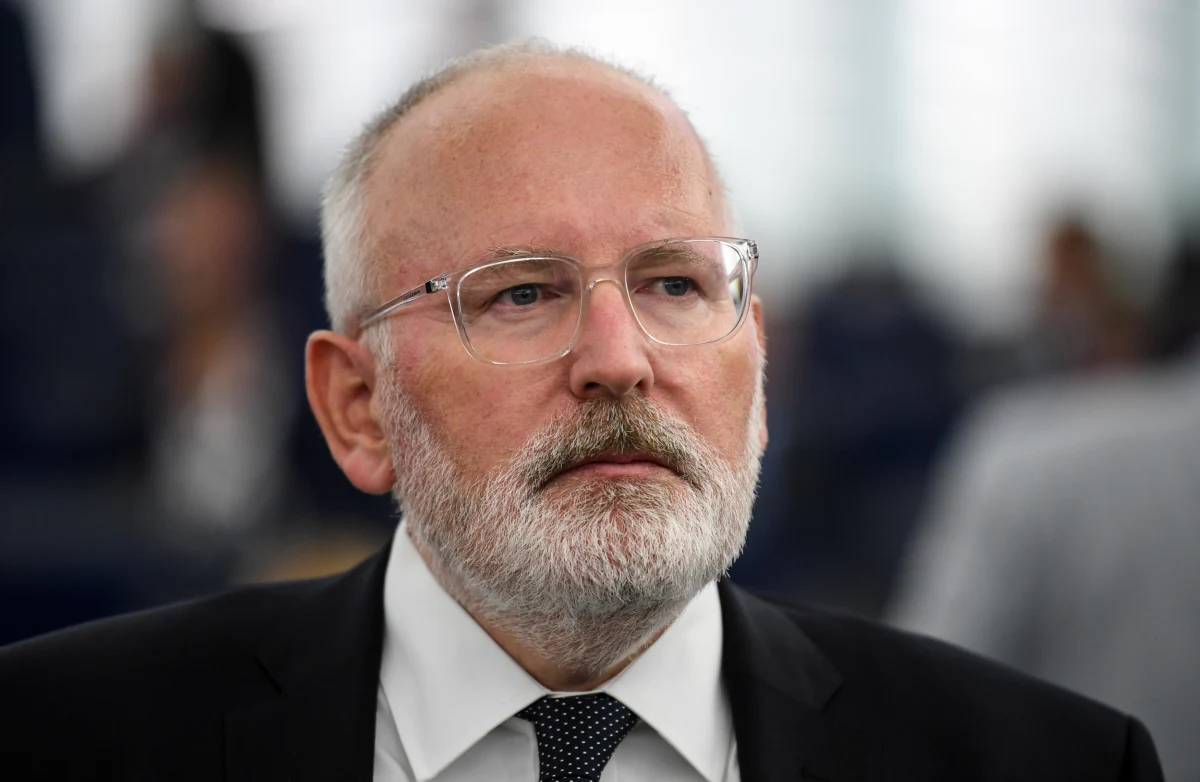 Wiceszef Komisji Europejskiej Frans Timmermans dołącza do rywalizacji o stanowisko przyszłego przewodniczącego KE - informuje portal "Politico".