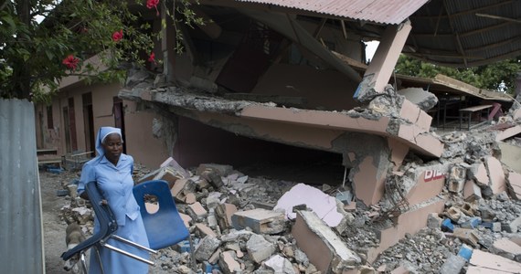 Władze Haiti opublikowały we wtorek najnowszy bilans trzęsienia ziemi o magnitudzie 5,9, które nawiedziło ten kraj w sobotę wieczorem. Według obrony cywilnej zginęło 17 osób, a 333 zostało rannych. Wielu Haitańczyków jest pozbawionych dachu nad głową.