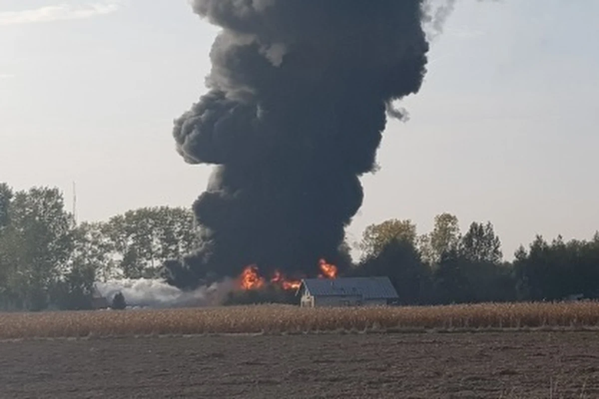 ​Strażacy w Grabowie w Łódzkiem ugasili już pożar składowiska odpadów przy ulicy Ogrodowej. Wciąż dogaszają pożar hali i składowiska przy Kochanowskiego. Może to potrwać jeszcze kilka godzin. 