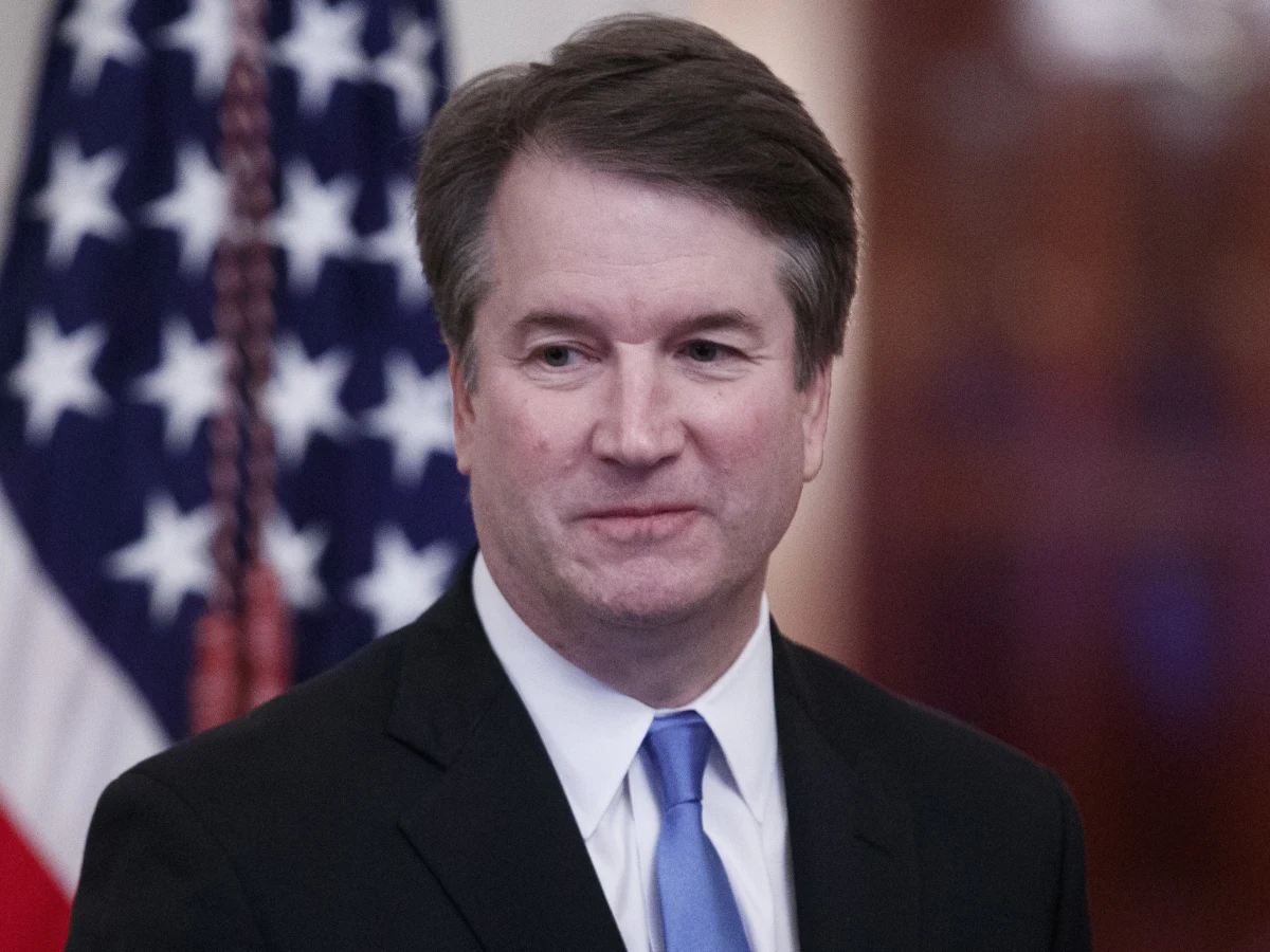 ​Brett Kavanaugh, drugi po sędzim Neilu Gorsuchu nominowany przez prezydenta USA Donalda Trumpa do Sądu Najwyższego, zadebiutował we wtorek na ławie sędziowskiej tego sądu. Kavanough został publicznie zaprzysiężony na 114. sędziego w historii SN w poniedziałek. Nowy sędzia SN zasiadł po lewej stronie przewodniczącego Sądu Najwyższego Johna Robertsa razem z czterema innymi konserwatywnymi sędziami w dziewięcioosobowym zespole SN. 