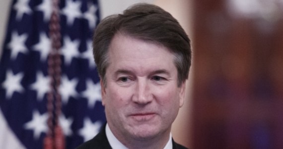 ​Brett Kavanaugh, drugi po sędzim Neilu Gorsuchu nominowany przez prezydenta USA Donalda Trumpa do Sądu Najwyższego, zadebiutował we wtorek na ławie sędziowskiej tego sądu. Kavanough został publicznie zaprzysiężony na 114. sędziego w historii SN w poniedziałek. Nowy sędzia SN zasiadł po lewej stronie przewodniczącego Sądu Najwyższego Johna Robertsa razem z czterema innymi konserwatywnymi sędziami w dziewięcioosobowym zespole SN. 