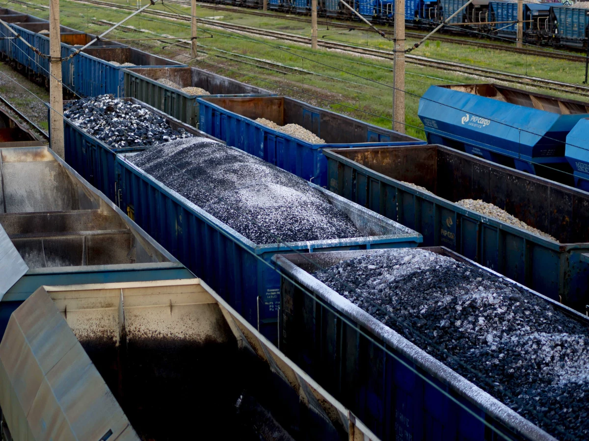 ​Złodzieje węgla doprowadzili do zablokowania ruchu na towarowym szlaku kolejowym między Bytomiem a Zabrzem. Sprawcy zatrzymali pociąg przewożący węgiel i wysypali na tory ok. stu ton tego surowca.