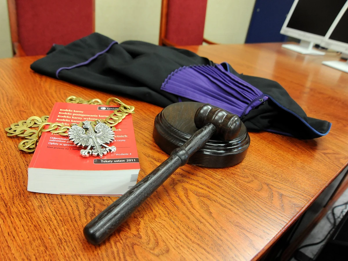 Według 9 na 10 ankietowanych sędziów pod rządami Zbigniewa Ziobry instytucje wymiaru sprawiedliwości są bardziej zależne od wpływów politycznych. W ciągu ostatniego roku aż 15 proc. sędziów osobiście zetknęło się z takimi naciskami. Tylko 3 proc. sędziów uznaje, że po reformach wymiar sprawiedliwości jest od polityków mniej zależny niż wcześniej.