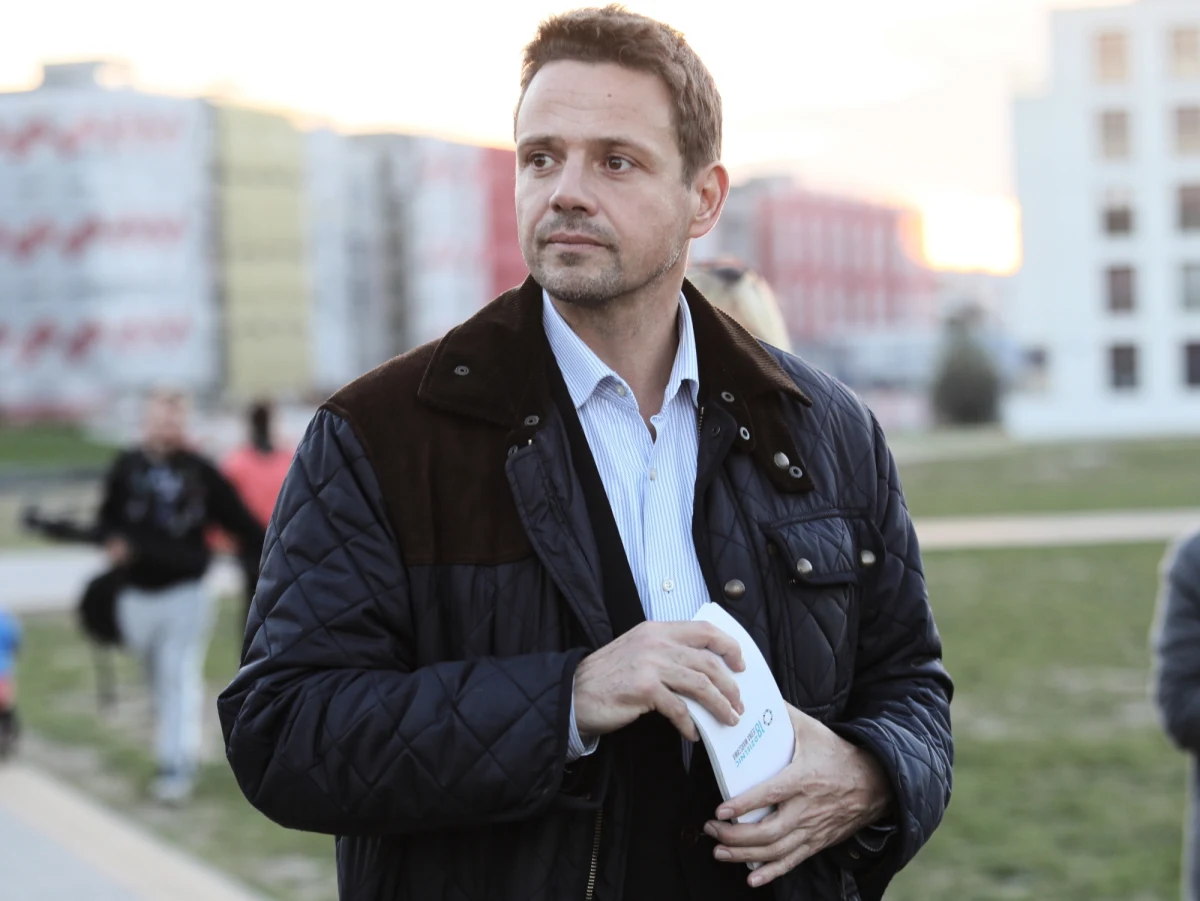 ​PiS próbuje szantażować warszawiaków, traktuje budżet państwa jak partyjną skarbonkę; słowa Piotra Guziała i Patryka Jakiego są skandaliczne - oświadczył kandydat Koalicji Obywatelskiej na prezydenta stolicy Rafał Trzaskowski.