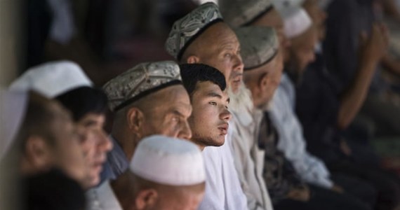 Władze miasta Urumczi, stolicy niespokojnego regionu Sinciang (Xinjiang) na zachodzie Chin, rozpoczęły kampanię przeciwko towarom halal, aby powstrzymać wpływ islamu na życie świeckie i zwalczać ekstremizm religijny – podały w środę chińskie media.
