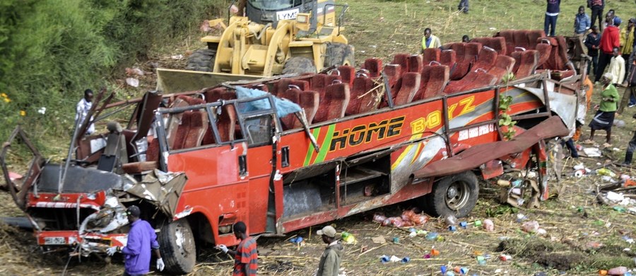 ​Co najmniej 40 osób poniosło śmierć w środę rano w wypadku autokaru na zachodzie Kenii - poinformował przedstawiciel kenijskiej policji. Inny funkcjonariusz przekazał, że w wypadku zginęły 42 osoby. Autokarem jechało 52 podróżnych.