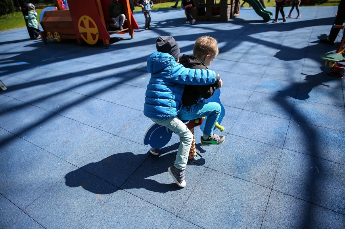Zaczęło się od obrażeń, które matka jednego z dzieci z przedszkola numer 17. w Gorzowie Wielkopolskim zauważyła na jego ciele. Zaniepokojona śladami przemocy fizycznej, zaczęła pytać, co działo się w przedszkolu. Kobieta natychmiast zgłosiła sprawę dyrektor placówki. 