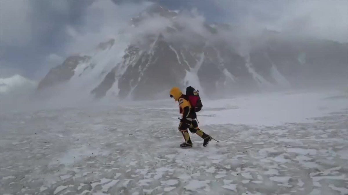 Dziennik "American Alpine Journal" opublikował raport ws. styczniowej wyprawy Tomasza Mackiewicza i Elisabeth Revol na Nanga Parbat (8126 m). Polak zginął podczas schodzenia, a Francuzka została uratowana przez polskich himalaistów atakujących K2. Dokument zaczyna się od informacji, że 25 stycznia Mackiewicz i Revol dotarli na szczyt niedługo po zachodzie słońca. Nanga Parbat udało się zdobyć zimą dopiero drugi raz w historii. Po raz pierwszy od strony północno-zachodniej. Revol została drugą w historii kobietą, która dokonała tego zimą. Pierwszą była Szwajcarka Marianne Chapuisat, która 10 lutego 1993 roku zdobyła Czo Oju (8201 m).