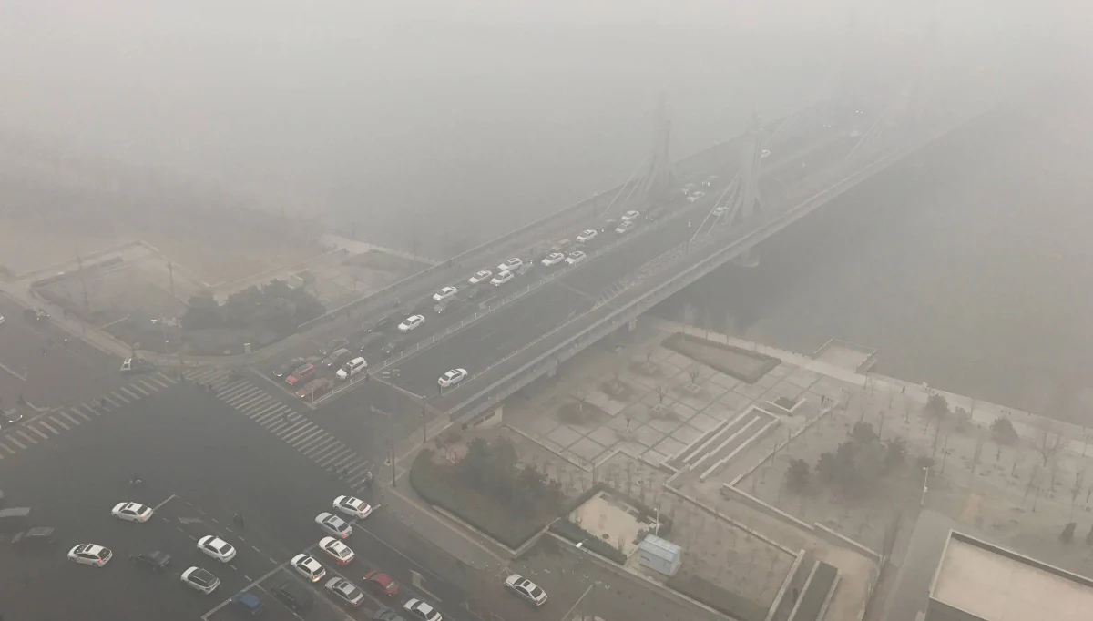 ​Smog w Polsce nie będzie malał jeszcze przez przynajmniej dwa lata - tak mówi pełnomocnik premiera ds. walki o czyste powietrze Piotr Woźny. Jesień dopiero się zaczęła, a w wielu polskich miastach już mamy przekroczone poziomy alarmowe.