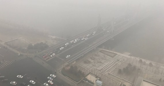 ​Smog w Polsce nie będzie malał jeszcze przez przynajmniej dwa lata - tak mówi pełnomocnik premiera ds. walki o czyste powietrze Piotr Woźny. Jesień dopiero się zaczęła, a w wielu polskich miastach już mamy przekroczone poziomy alarmowe.