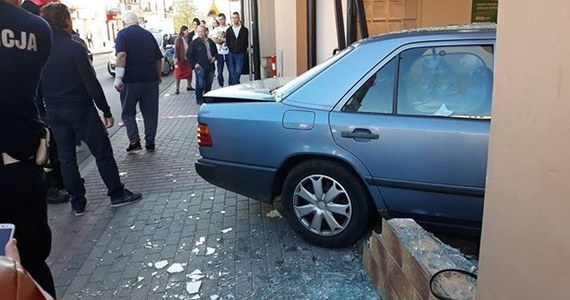 Trzy osoby ranne po tym, jak samochód osobowy wjechał w budynek banku przy ulicy Jagiellońskiej w centrum Sanoka. Informację o tym zdarzeniu dostaliśmy na Gorącą Linię RMF FM. 