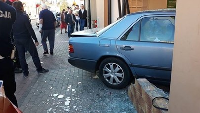Wypadek w Sanoku. Auto wjechało w budynek banku
