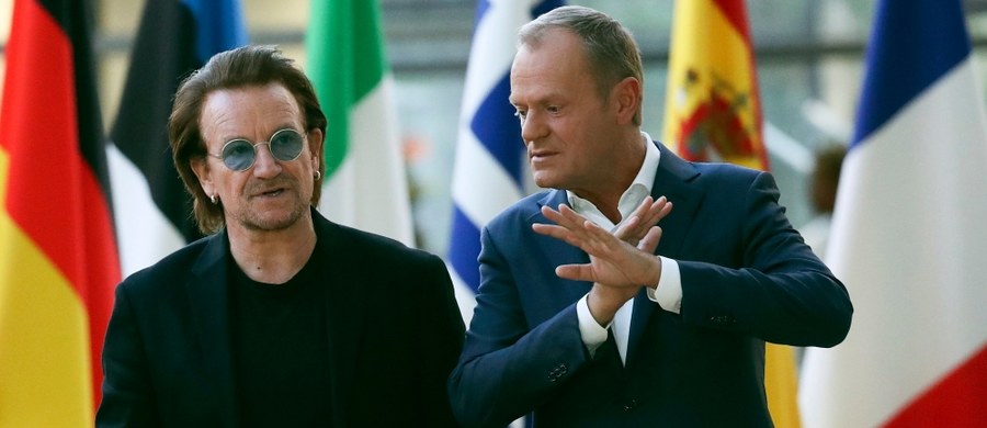 Szef Rady Europejskiej Donald Tusk rozmawiał w Brukseli z Bono - liderem grupy U2. Po spotkaniu na twitterowym koncie byłego polskiego premiera pojawiło się wymowne zdjęcie. 