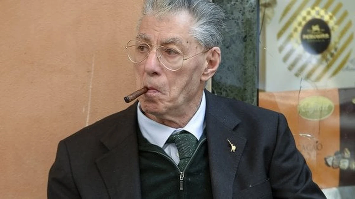 Skazany prawomocnie na rok i 15 dni więzienia za znieważenie prezydenta Włoch założyciel prawicowej Ligi Umberto Bossi wnioskuje o zamianę kary na resocjalizację pod kierunkiem kuratora z opieki społecznej. 77-letni senator chce dalej zasiadać w parlamencie.