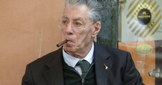 Skazany prawomocnie na rok i 15 dni więzienia za znieważenie prezydenta Włoch założyciel prawicowej Ligi Umberto Bossi wnioskuje o zamianę kary na resocjalizację pod kierunkiem kuratora z opieki społecznej. 77-letni senator chce dalej zasiadać w parlamencie.