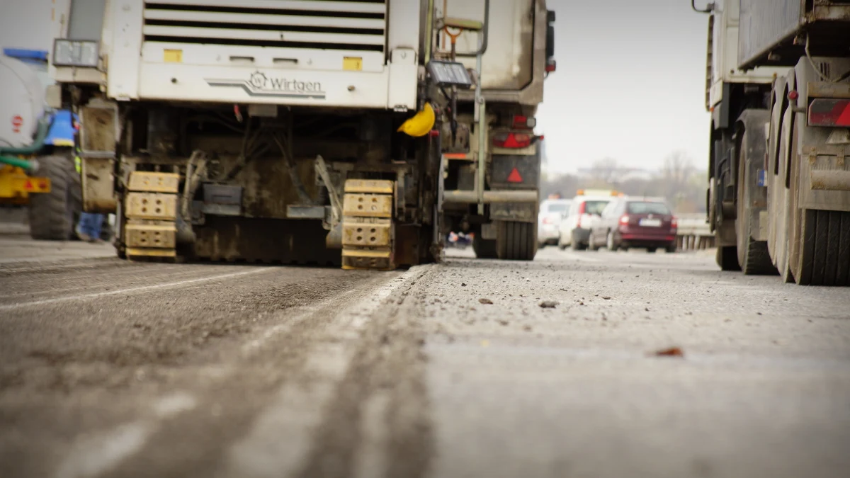 Generalna Dyrekcja Dróg Krajowych i Autostrad uruchamia tryb awaryjny płatności na odcinkach dróg budowanych przez włoską firmę Astaldi. Podwykonawcy dostają pieniądze bezpośrednio od Generalnej Dyrekcji z pominięciem głównego wykonawcy, czyli Astaldi. "Robimy to porozumieniu z włoskim koncernem" - wyjaśnia nam rzecznik GDDKiA. 