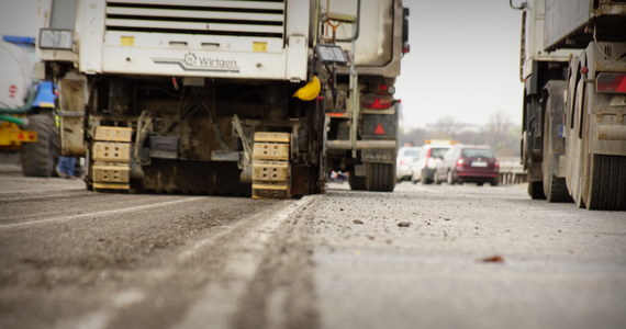 Generalna Dyrekcja Dróg Krajowych i Autostrad uruchamia tryb awaryjny płatności na odcinkach dróg budowanych przez włoską firmę Astaldi. Podwykonawcy dostają pieniądze bezpośrednio od Generalnej Dyrekcji z pominięciem głównego wykonawcy, czyli Astaldi. "Robimy to porozumieniu z włoskim koncernem" - wyjaśnia nam rzecznik GDDKiA. 