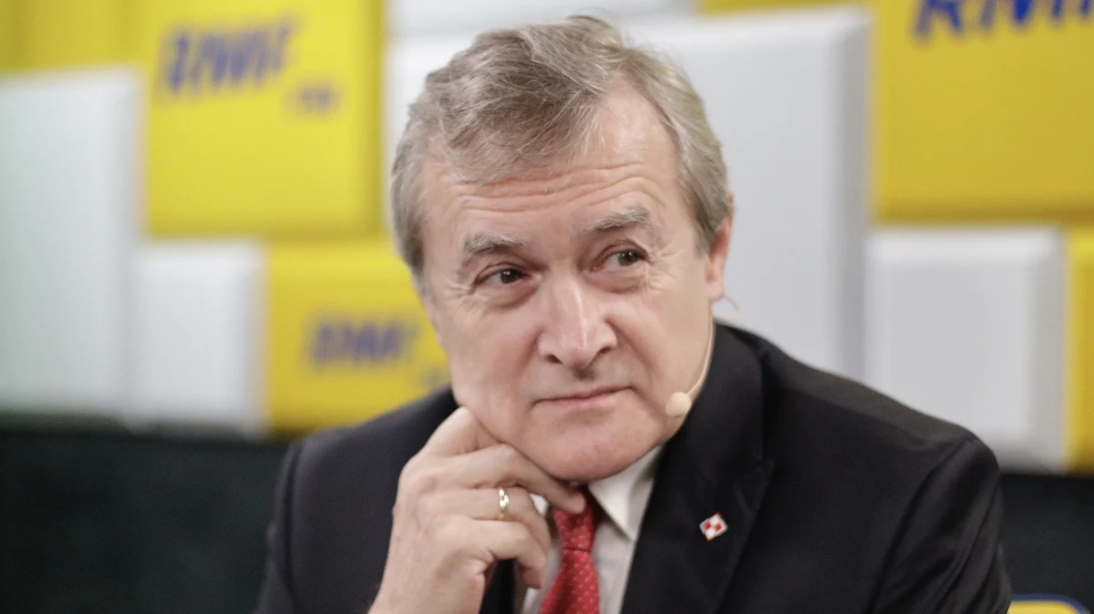 „Przykro mi jest, że ten pan z tematu, który jest ważny i poważny – bo choćby było jedno molestowanie w Kościele czy gdziekolwiek, to trzeba o tym mówić – zrobił karykaturę” – tak w Porannej rozmowie w RMF FM Piotr Gliński odpowiedział na pytanie, czy pogratuluje Wojciechowi Smarzowskiemu filmu "Kler". Minister kultury przyznał też, że filmu nie widział, ale przeczytał streszczenie jego scenariusza.