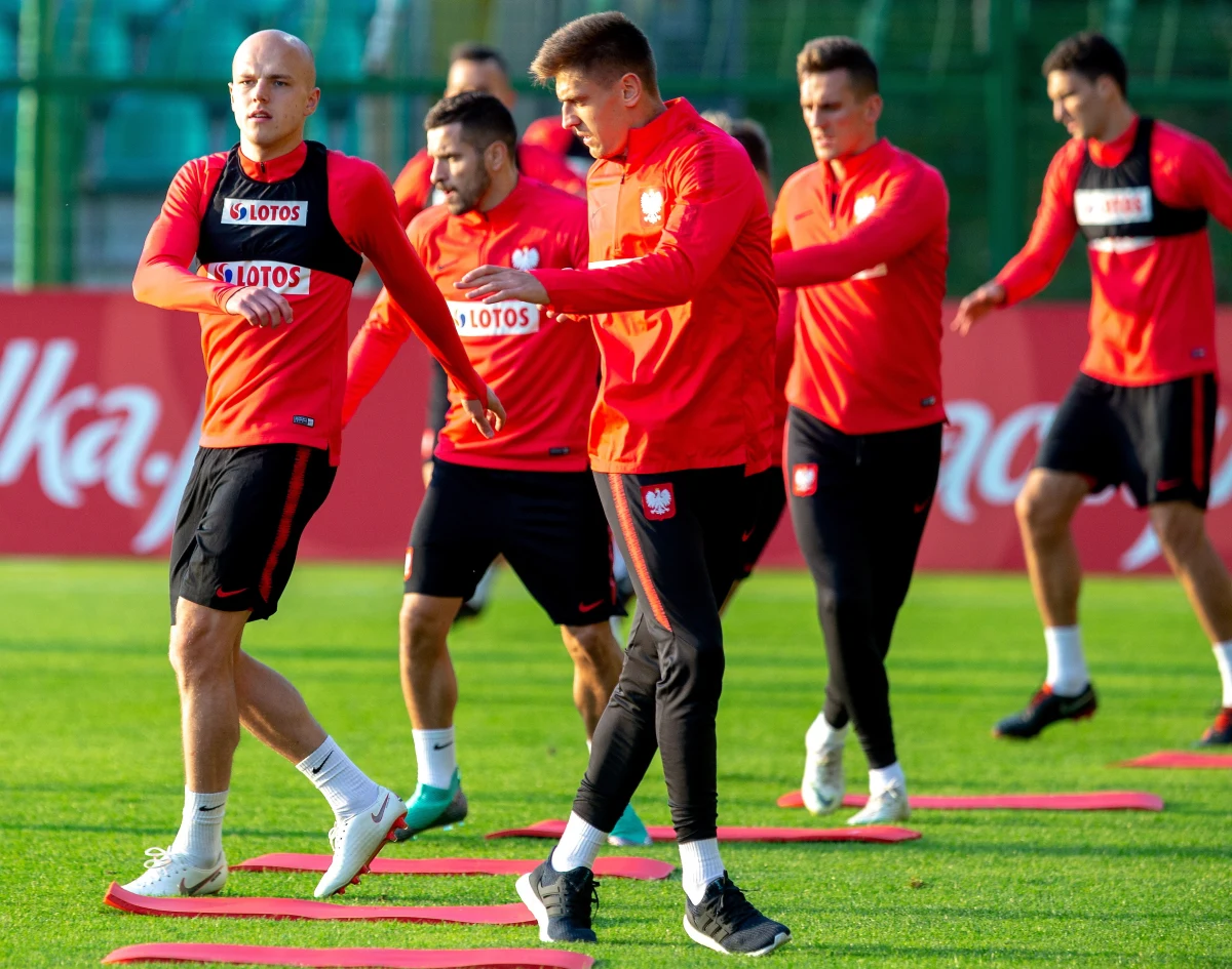 Odliczamy godziny do dzisiejszego starcia piłkarskiej reprezentacji Polski z Portugalią. Będzie to drugie spotkanie biało-czerwonych w pierwszej edycji Ligi Narodów. Polacy zagrają na Stadionie Śląskim w Chorzowie, który jest dla nas szczęśliwą areną, uwielbianą przez piłkarzy. Sami zawodnicy będą grali o większe pieniądze niż do tej pory zakładano. Niestety podczas dzisiejszego meczu nie zostaną uhonorowani zawodnicy, którzy zagrali, bądź zagrają setny mecz z orzełkiem na piersi.