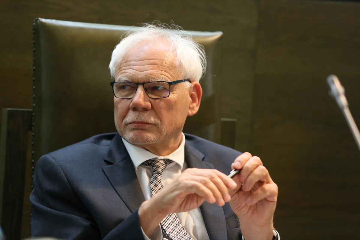 "W związku z powtarzającymi się twierdzeniami Prezydenta RP Andrzeja Dudy adresowanymi do opinii publicznej w sprawie mojej aktywności sędziowskiej w Trybunale Sprawiedliwości Unii Europejskiej wyrażam kategoryczny sprzeciw wobec tezy, wedle której wyroki Trybunału są przedmiotem manipulacji z mojej strony lub jakiegokolwiek innego sędziego, co miałoby w konsekwencji prowadzić do przenoszenia na płaszczyznę polityczną postępowań toczących się w sprawach polskich, które dotyczą zmian w wymiarze sprawiedliwości" - pisze w oświadczeniu sędzia Trybunału Sprawiedliwości Unii Europejskiej Marek Safjan.