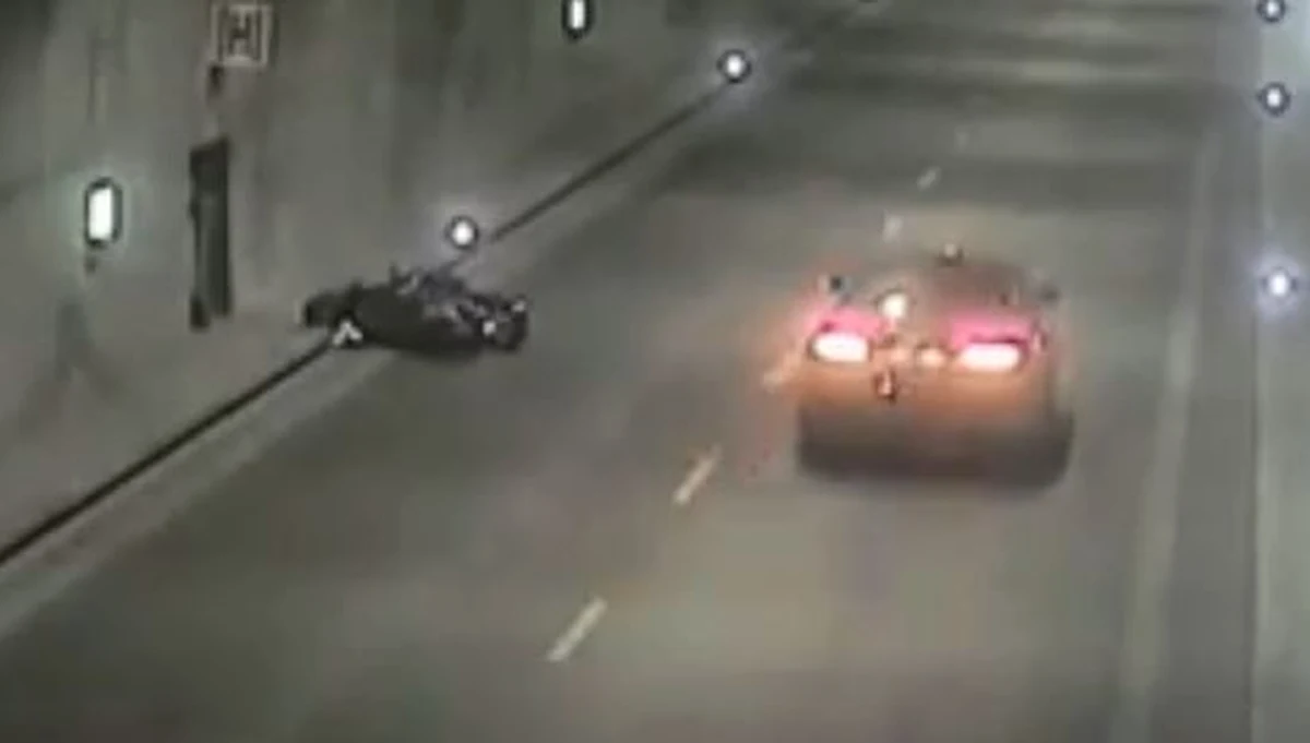 Kierowca skutera traci panowanie nad pojazdem i przewraca się. W ciągu minuty-dwóch jeden po drugim przejeżdżają obok leżącego mężczyzny trzy samochody. Nikt się nie zatrzymuje. O sytuacji, do której doszło nad ranem w tunelu pod Martwą Wisłą informuje Gdański Zarząd Dróg i Zieleni. 