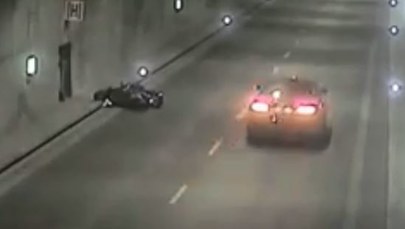 Jechał tunelem na skuterze i przewrócił się. Kierowcy nie zareagowali