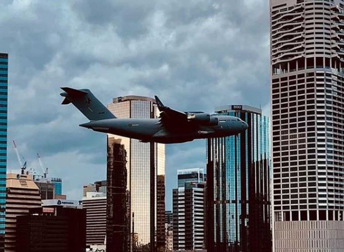 Samolot należący do australijskich sił powietrznych przeleciał zbyt blisko drapacza chmur w Brisbane. Pracownicy biurowca zaczęli krzyczeć z przerażenia. Bali się, że jest to atak podobny do tego z 11 września w USA. W zamachu Al-Kaidy zginęło wtedy ponad 3000 osób.