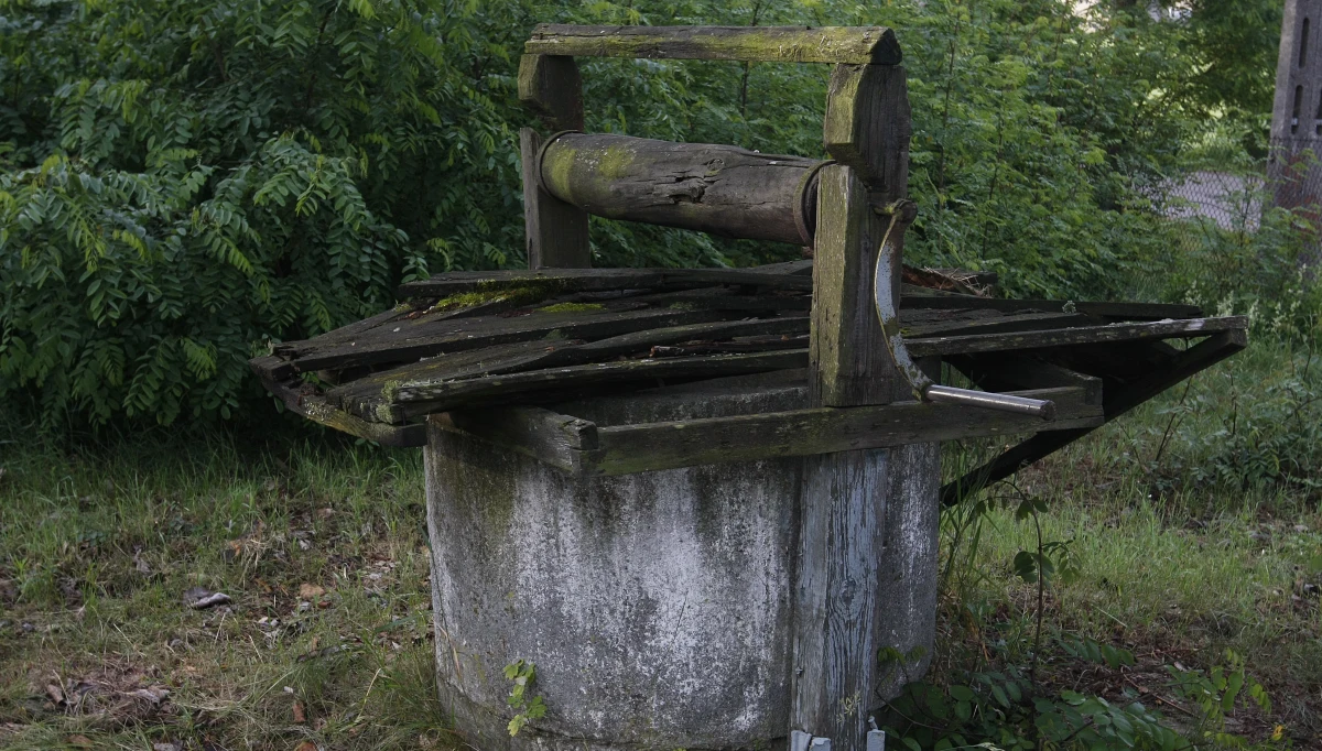 ​Strażacy uratowali 7-letniego chłopca, który wpadł do 12-metrowej studni w Piotrkowie Trybunalskim. Załamała się pod nim stara płyta pilśniowa, którą była przykryta wyschnięta studnia.