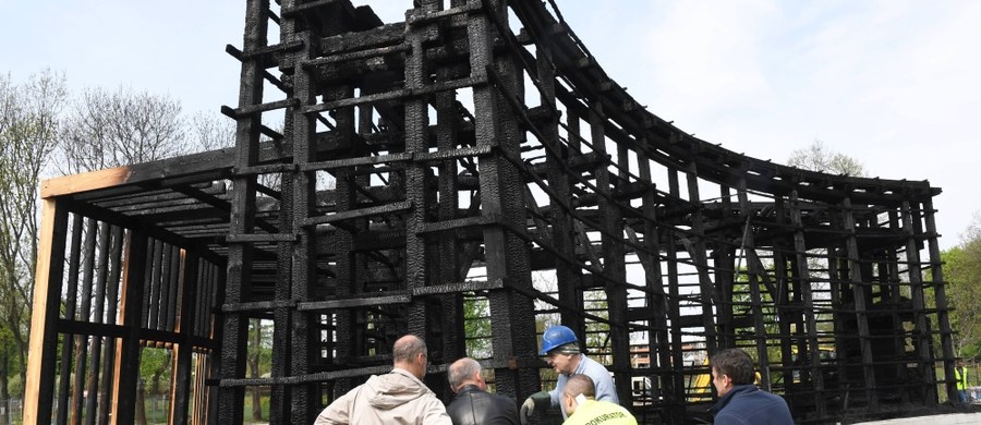 Tężnia solankowa w krakowskiej Nowej Hucie nie powstanie w ciągu kilku miesięcy. Zostanie odbudowana dopiero w przyszłym roku.  Tężnia została podpalona tuż przed otwarciem w czerwcu.