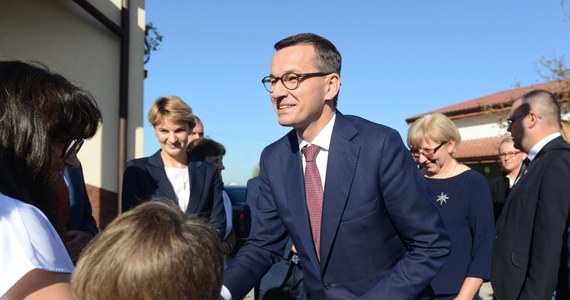 Dziś premier Mateusz Morawiecki spotka się z głównym negocjatorem Komisji Europejskiej ds. Brexitu Michelem Barnierem. Według Centrum Informacyjne Rządu rozmowa ma dotyczyć Brexitu. "Chcemy utwierdzić Michela Barniera w przekonaniu, że porozumienie z Wielką Brytanią jest możliwe - i że nie warto słuchać głosów przeciwnych, tych którzy chcieliby za wszelką cenę "ukarać" Brytyjczyków za to, że opuszczają Unię. Słyszeliśmy ostatnio bardzo ostre wypowiedzi, zarówno ze strony polityków brukselskich, europejskich oraz brytyjskich - które niestety nie przybliżają nas do porozumienia" - powiedziała rzeczniczka rządu Joanna Kopcińska.