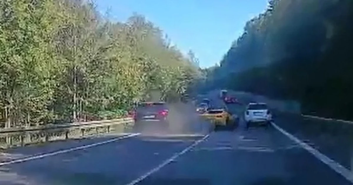 Michał siedział w skodzie obok ojca. Rodzice mieli odwieźć go do Żyliny, gdzie studiuje, a sami pojechać na wycieczkę rowerową. W jednej sekundzie zawalił się ich świat. "Gdy wyszliśmy zza zakrętu, zobaczyliśmy mercedesa. On wyprzedził jeszcze auto. Za nim jechało ferrari, które też chciało wyprzedzić" – relacjonuje wydarzenia z 30 września w rozmowie z dziennikarzem magazynu TVN24 "Czarno na białym". "Tata dojechał do barierki, ale wtedy porsche wbiło się w ferrari i to była chwila, jak porsche w nas uderzyło" – dodaje. W wypadku w Dolnym Kubinie stracił ojca, sam wyszedł z tego z niegroźnymi obrażeniami, ale mama ma liczne złamania. 